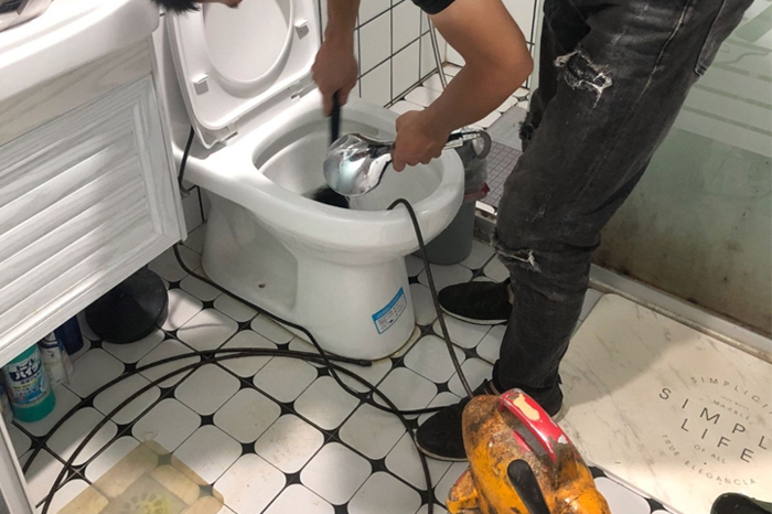 东河镇疏通下水道