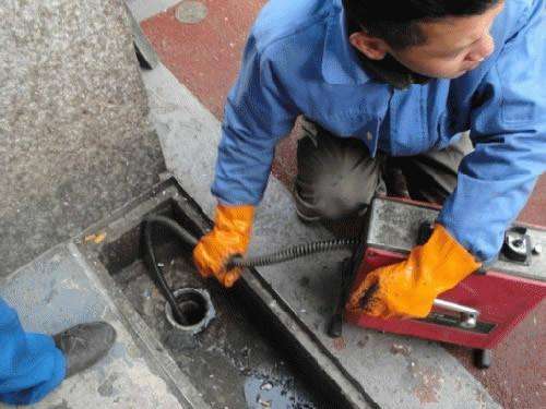 东河镇疏通下水道