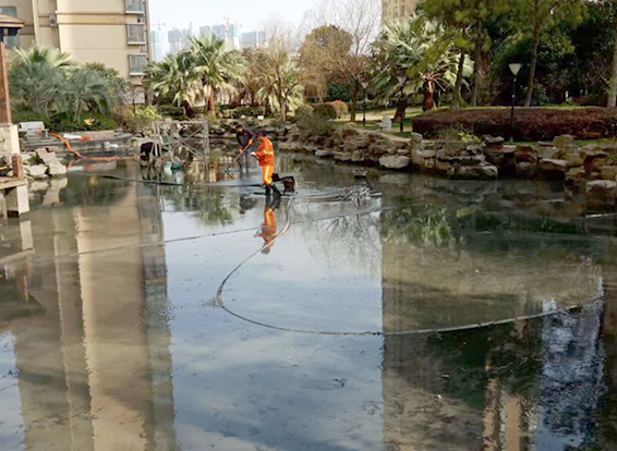 东河镇景观池淤泥清理