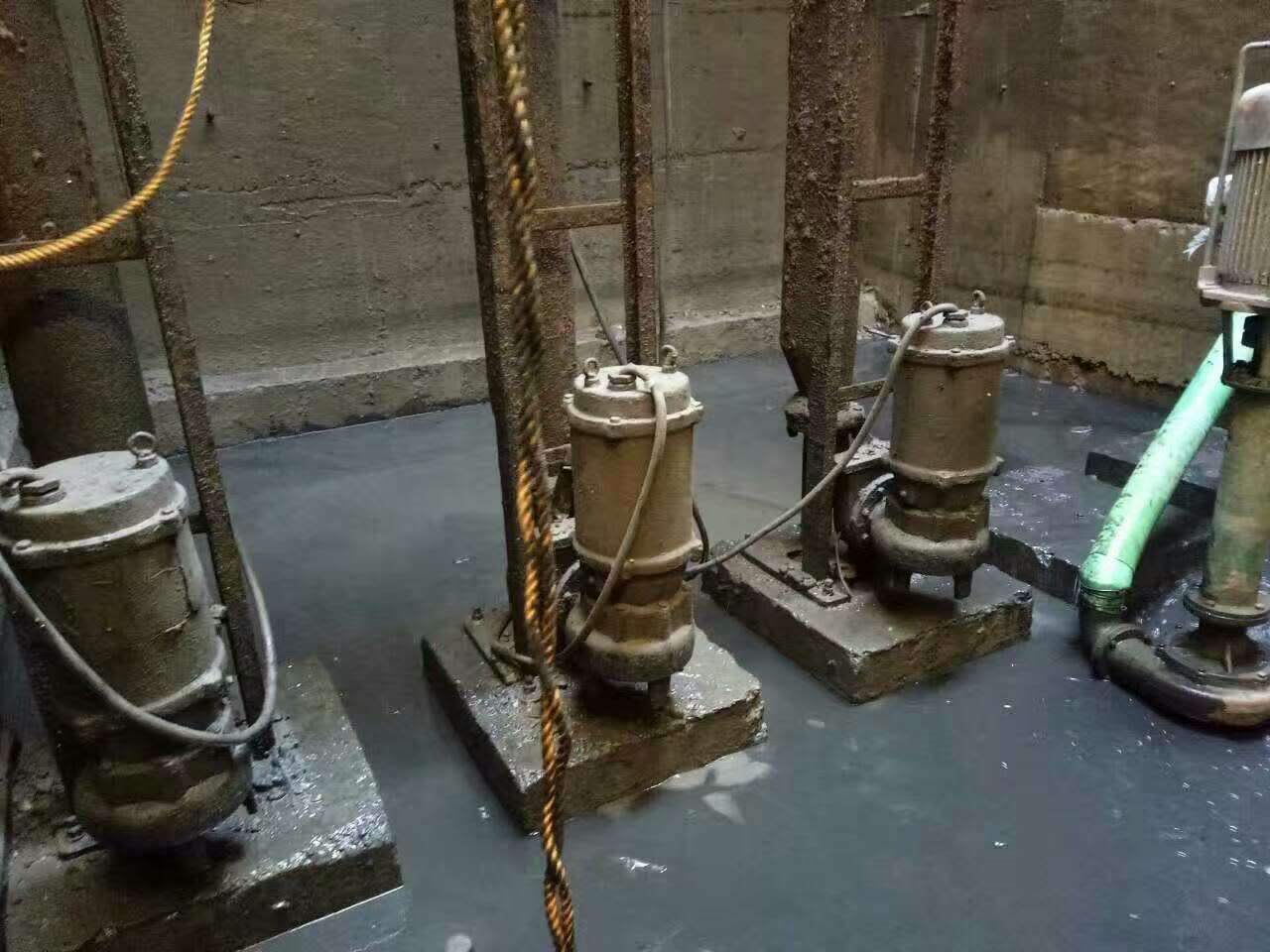 东河镇污水池清理